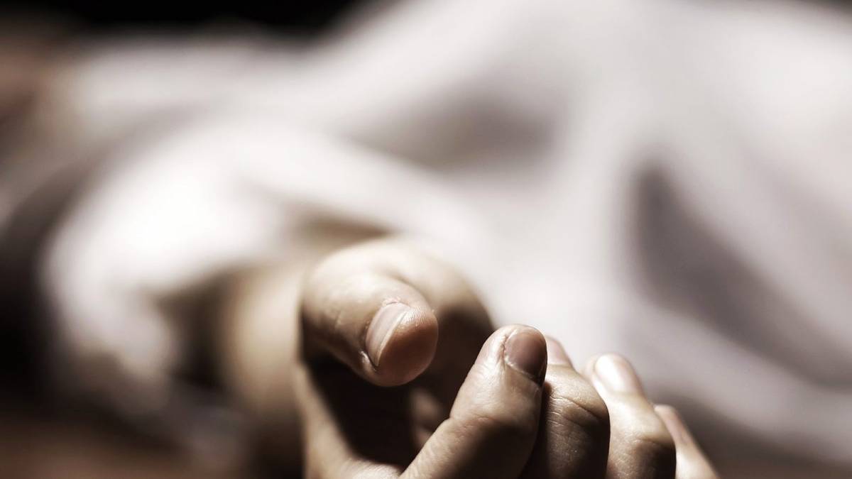 На подвір'ї школи в Мукачеві охоронець закладу знайшов труп жінки