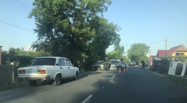 У Руській Долині на Виноградівщині BMW перекинула мікроавтобус, що виїхав з двору на трасу (ФОТО)