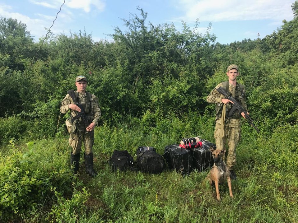 За добу на Закарпатті двічі перепиняли рух "сигаретним" контрабандистам (ФОТО)