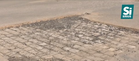 На вул. Гагаріна в Ужгороді під час ремонту знайшли стару бруківку (ВІДЕО)
