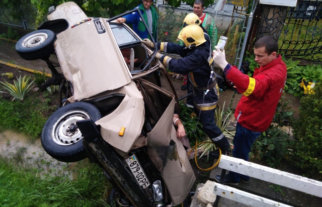 На Берегівщині ВАЗ вилетів з дороги і врізався в бетонну опору, постраждали батько та син (ФОТО)