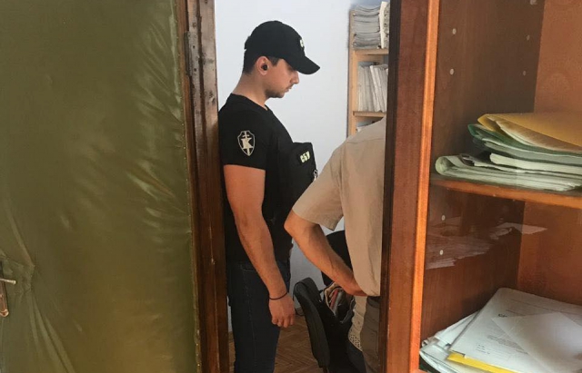 В Іршаві на хабарі у 500 доларів за реєстрацію нерухомого майна затримали держреєстратора (ФОТО, ВІДЕО)