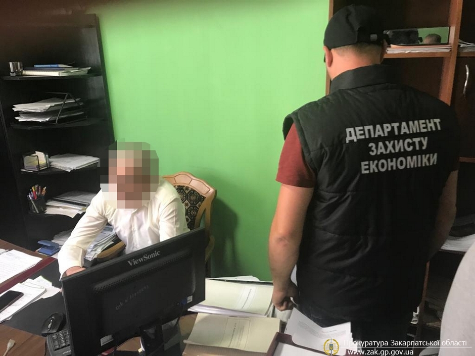 Завідувача сектору Рахівської РДА та директора комунального підприємства затримали на хабарі у 1,5 тис дол (ФОТО)