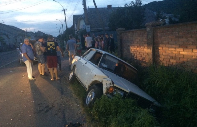ФОТОФАКТ. У Виноградові в ДТП потрапили ВАЗ та Skoda