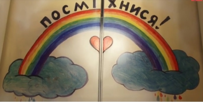 На стінах під'їзду однієї з багатоповерхівок Ужгорода "оселилися" єдинорог, метелики та чудернацькі звірі (ВІДЕО)