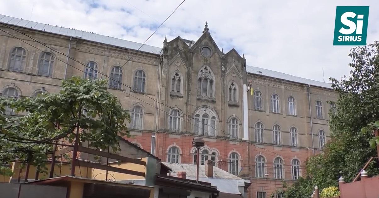 В УжНУ проводять терміновий аварійний ремонт фасаду фізичного факультету (ВІДЕО)