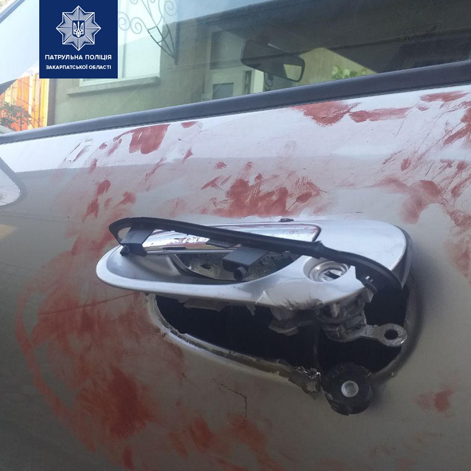 У Мукачеві чоловік спробував проникнути до чужого авто, а потім ховався від патрульних на балконі своєї квартири (ФОТО)