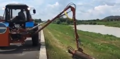 У Мукачеві спецтехнікою викошують набережну Латориці (ВІДЕО)