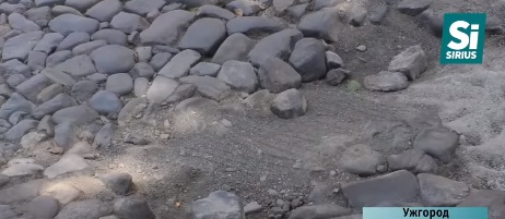 В історичному центрі Ужгорода "розповзається" стара бруківка (ВІДЕО)