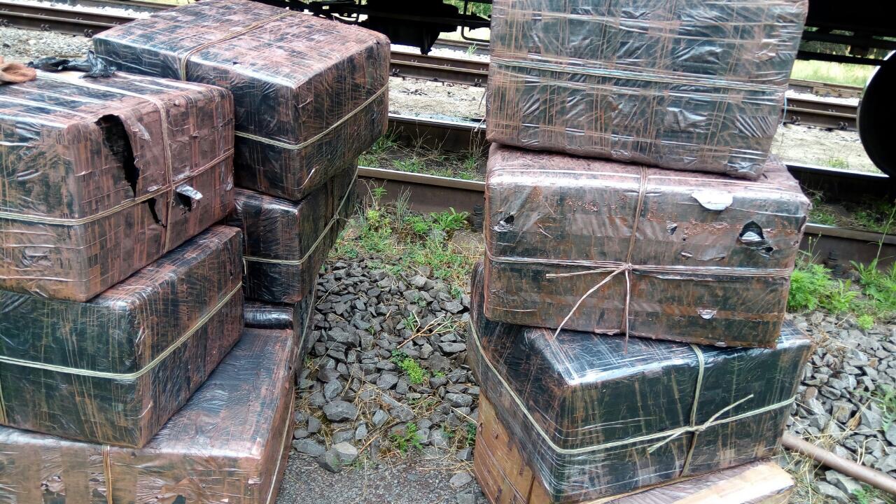 На Закарпатті під час огляду вантажного потягу, що прямував до Словаччини, під шаром руди знайшли майже 19 тис пачок сигарет (ФОТО)
