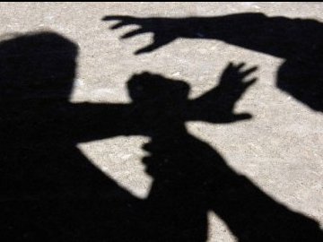 В Ужгороді затримали групу малолітніх циган, котрі повалили жінку на землю і, побивши, відібрали у неї сумку