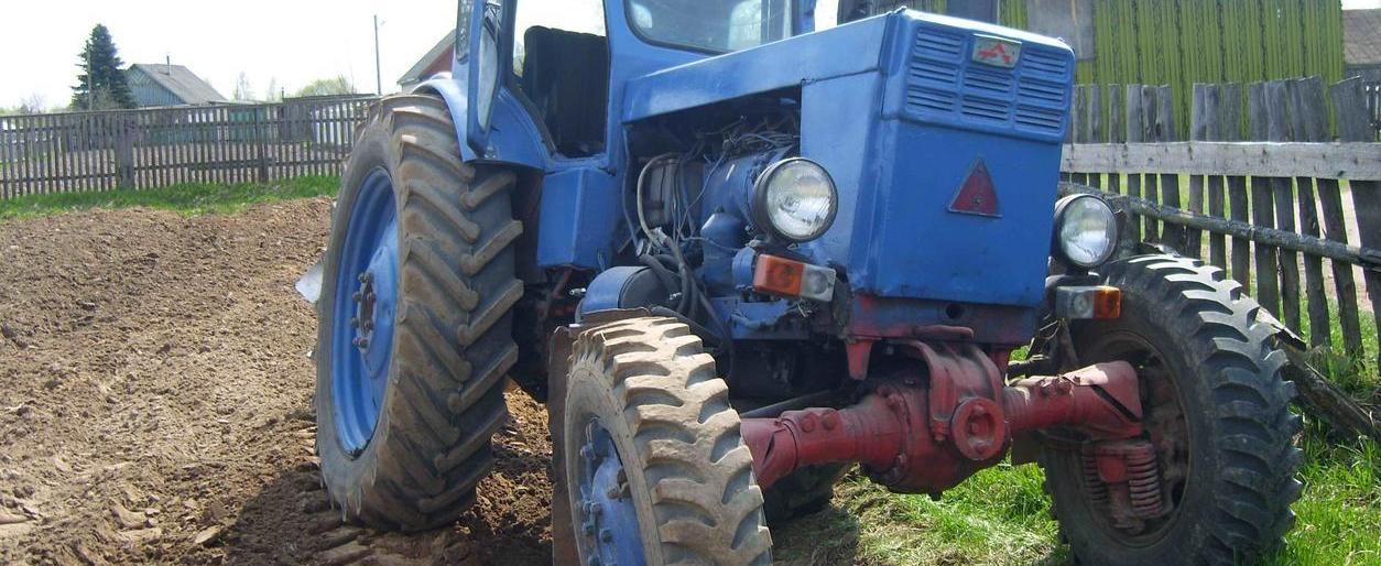 У Рахові п'яний водій трактора зніс паркан