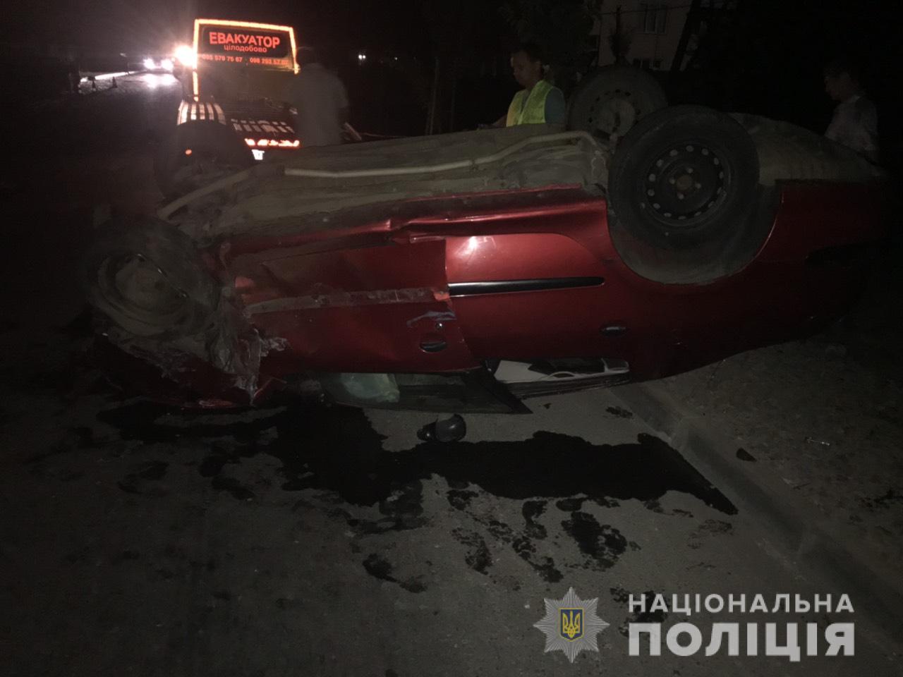 У Мукачеві водій Peugeot, не впоравшись із керуванням, наїхав на припаркований автомобіль із 6-ма пасажирами (ФОТО)