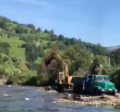 На Рахівщині повідомлено про підозру посадовцю лісгоспу, який погодив документи для незаконного видобутку гравію з річки
