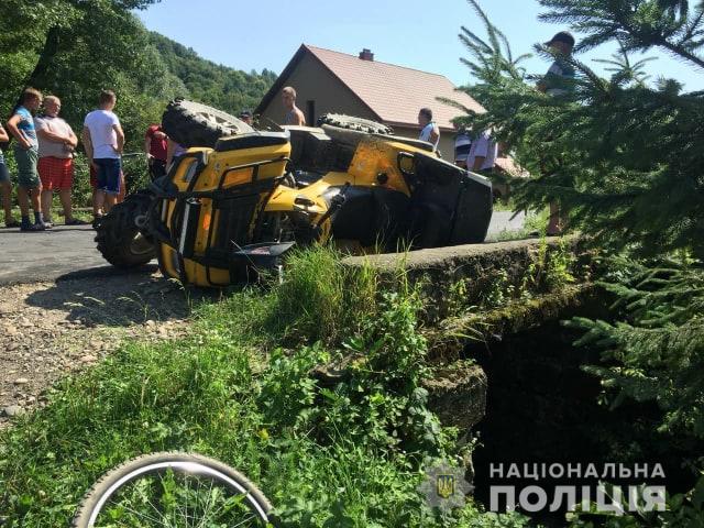 На Тячівщині 12-річний хлопець на квадроциклі виїхав на зустрічну і врізався у "Шкоду". 6 людей – в лікарні (ФОТО)