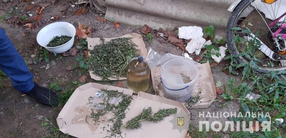 У мешканки Сваляви вилучили 100 г марихуани, насіння конопель та пристрій для куріння канабісу (ФОТО)