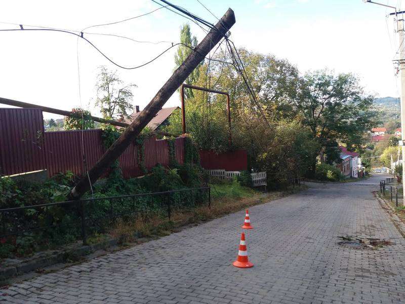 На Мукачівщині п'яний водій ВАЗу в'їхав в електроопору, обірвавши дроти, й утік 