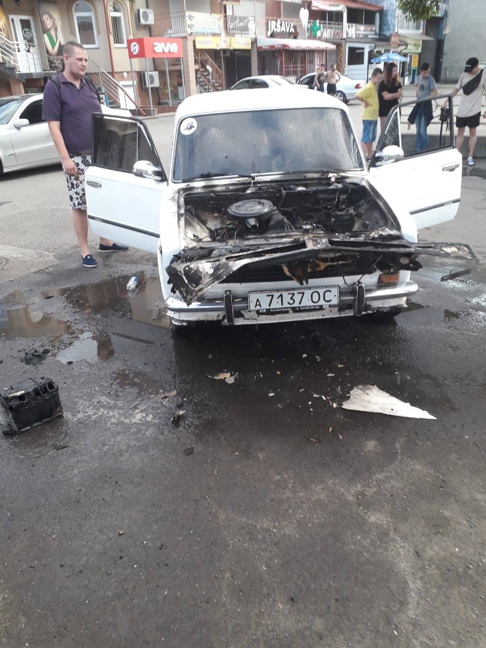 На Іршавщині врятували від знищення вогнем будинок старенької пенсіонерки та ВАЗ-2101 (ФОТО)