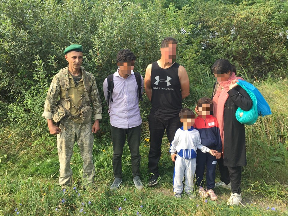 На Закарпатті затримали групу нелегалів із малими дітьми та переправників (ФОТО)