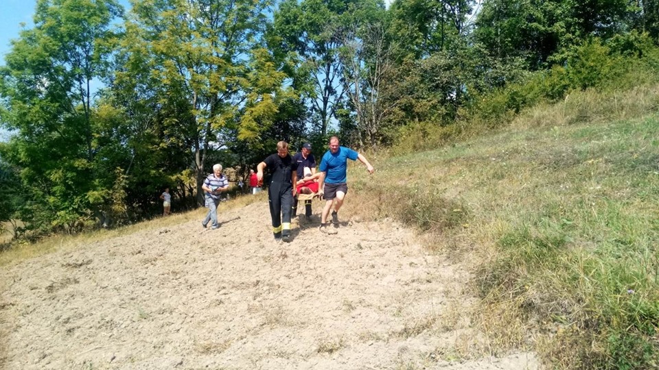 Закарпатцеві стало зле під час роботи в полі. Допомагали медики "швидкої" і рятувальники (ФОТО)