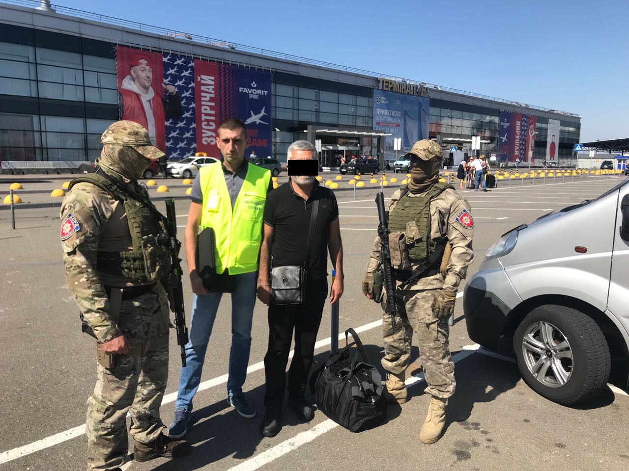 Кримінального авторитета, затриманого в Ужгороді, видворили за межі України (ФОТО)