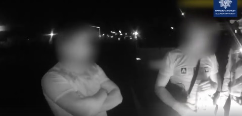 У Мукачеві нетверезий водій, вчинивши ДТП, спробував пішки втекти від патрульних (ВІДЕО)