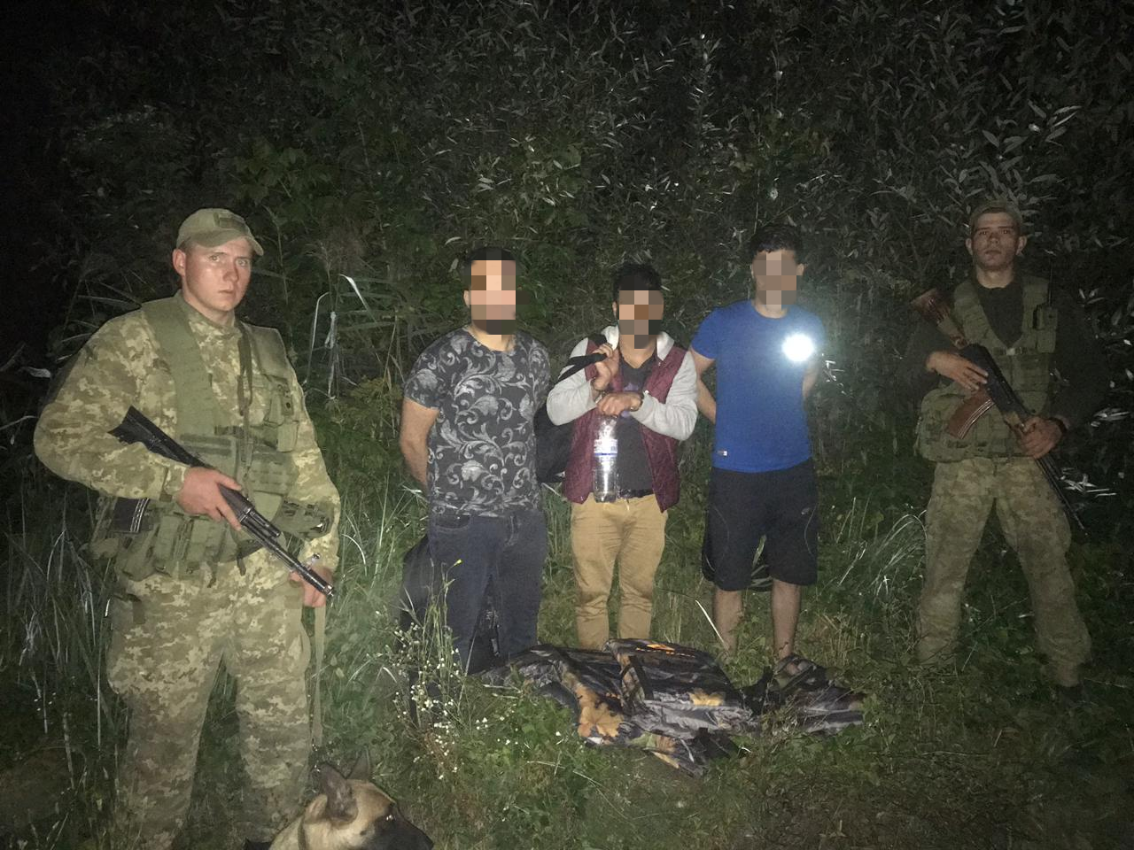 На Закарпатті затримали трьох нелегалів з Іраку, що мали намір незаконно потрапити до ЄС (ФОТО)