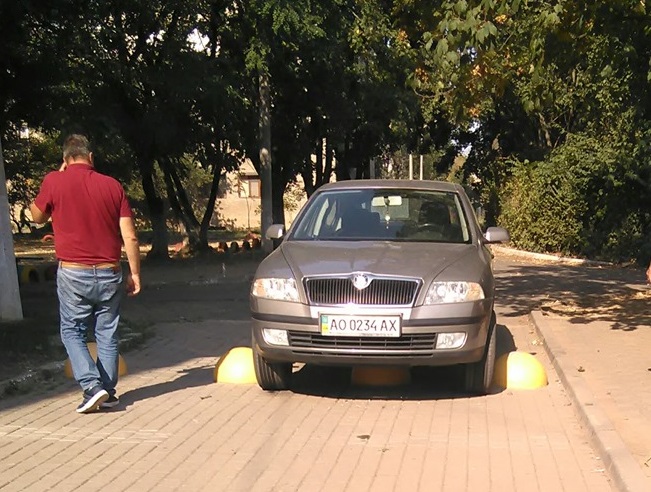 ФОТОФАКТ. В Ужгороді Skoda застрягла між бетонними болардами