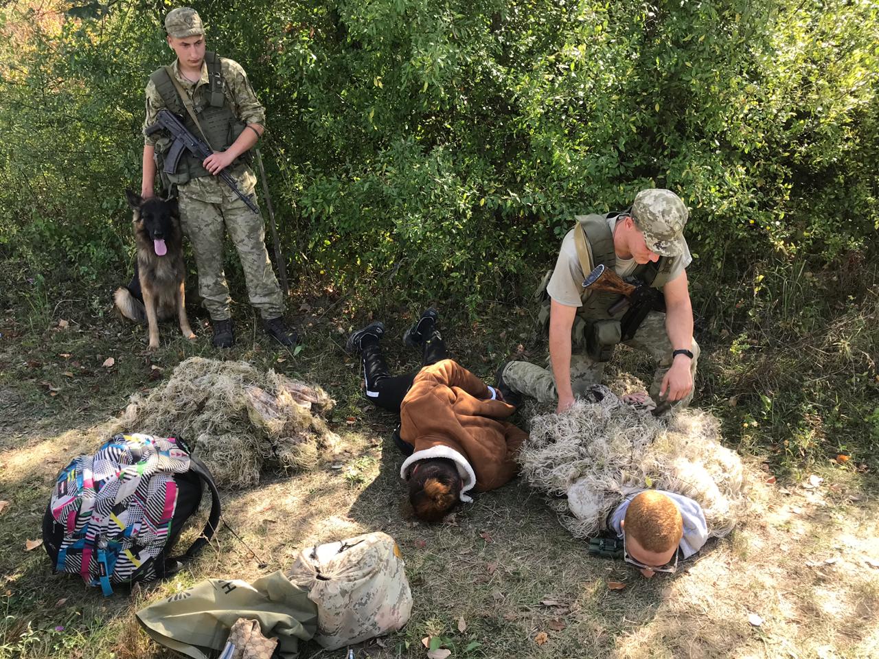 Доріжка слідів дозволила на Закарпатті затримати двох марокканців, що у маскувальному одязі намагалися перетнути кордон (ФОТО)