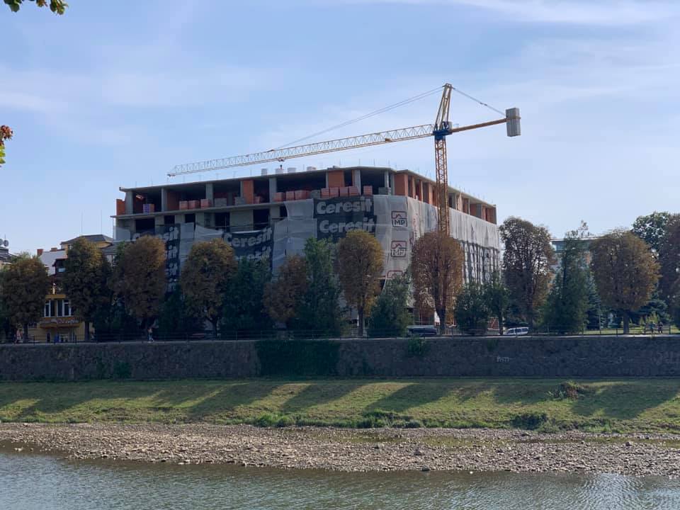 В Ужгороді в лікарні намагаються порятувати юнака, що зірвався з висоти на будівництві багатоповерхівки
