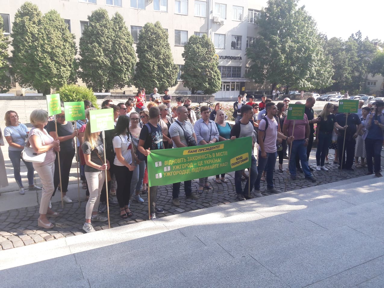 В Ужгороді протестували працівники пологового, мер "відгородився" "Великим китайським муром" (ФОТО, ВІДЕО)