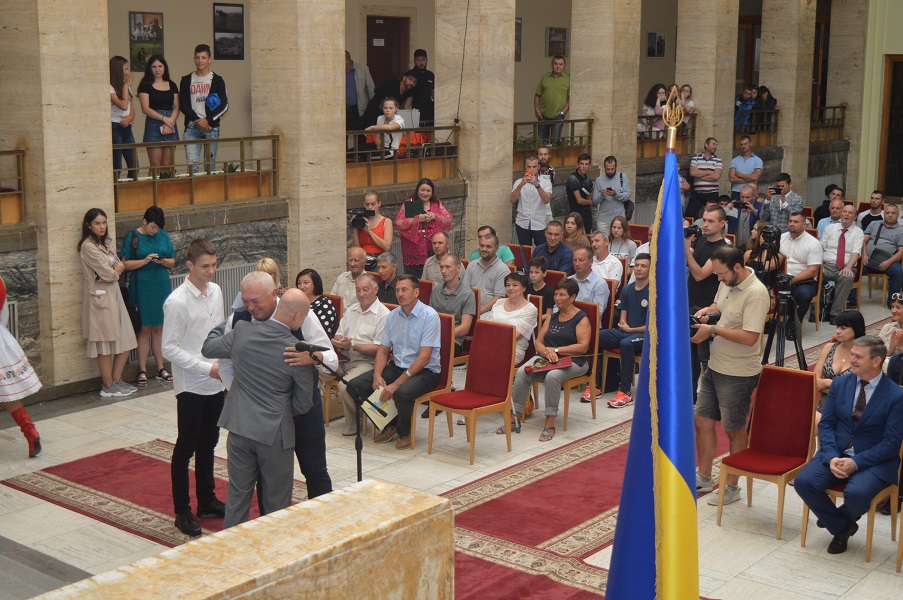 До Дня фізичної культури і спорту влада відзначила закарпатських спортсменів (ФОТО)