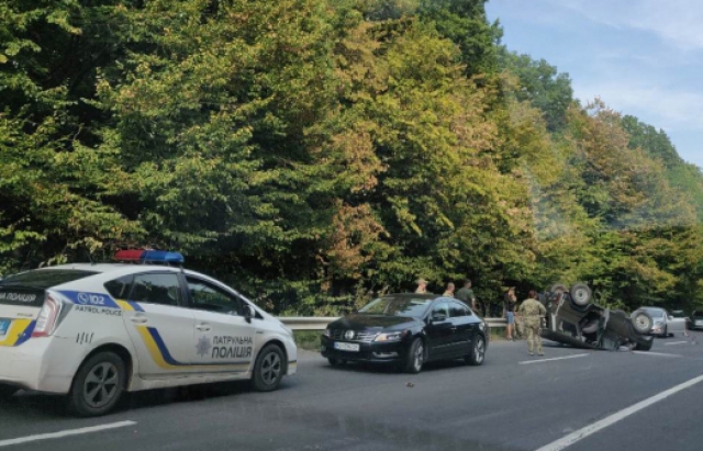 В Ужгороді на об'їзній УАЗ врізався в Opel і перекинувся (ФОТО)