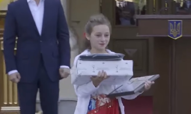 11-річна дівчинка з Рахівщини, яка врятувала з полум'я 4-х братиків і сестер, потрапила до десятки героїв-рятівників року (ВІДЕО)