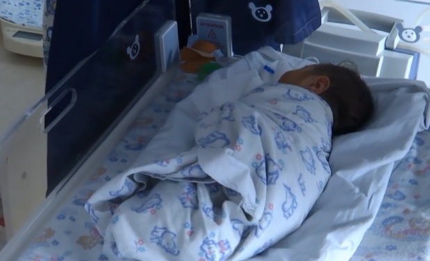 У Рівному 12-річна дівчинка-циганка зі сміттєзвалища народила понад 3-кілограмового хлопчика (ВІДЕО)