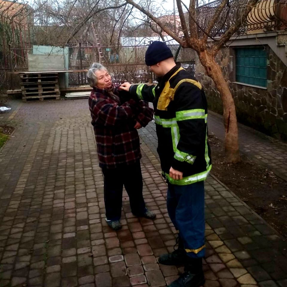 ФОТОФАКТ. У Тячеві рятувальники знімали кішку з даху