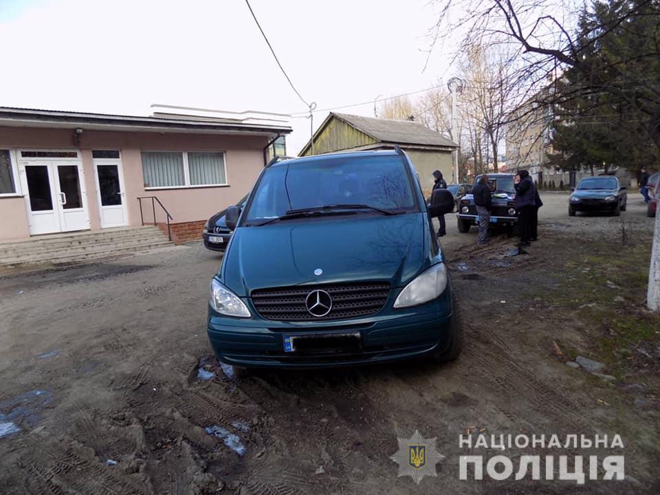 У Хусті в переддень Нового Року мікроавтобус смертельно травмував 81-річну жінку (ФОТО)