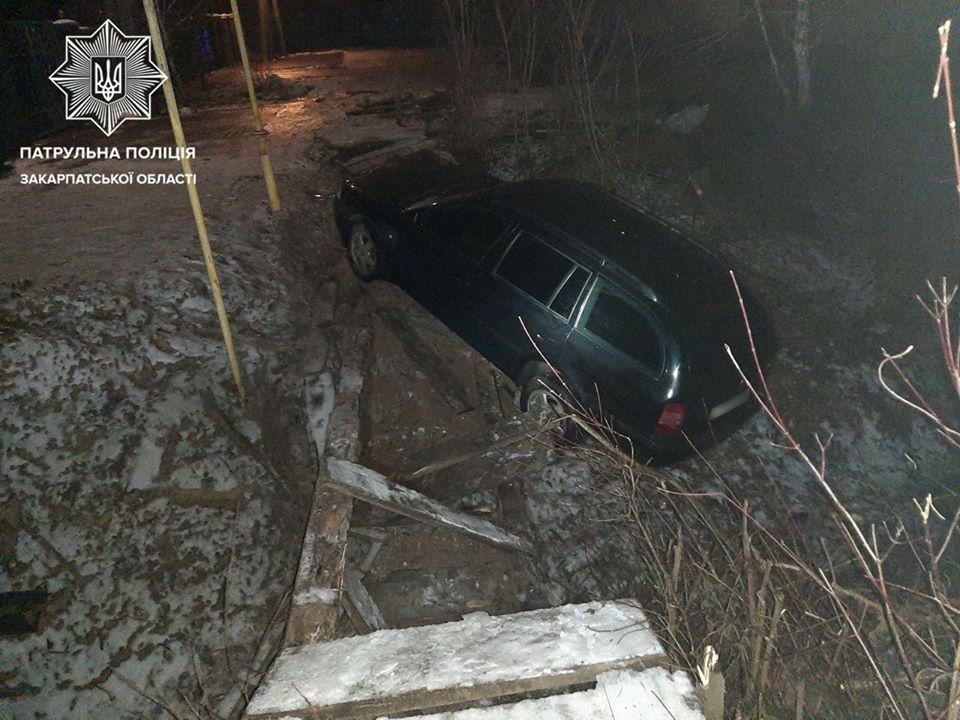 Біля Мукачева "п'яна" Skoda, втікаючи від патрульних, вилетіла в кювет (ФОТО)