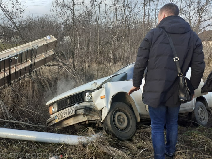 На Ужгородщині ВАЗ вилетів у кювет (ФОТО, ВІДЕО)