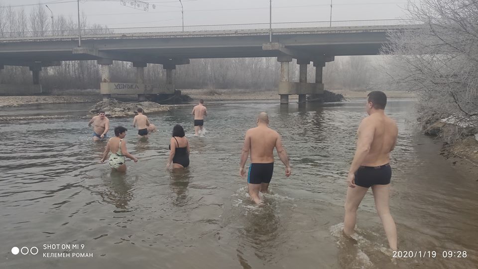 Жителі Хуста пірнали у крижану воду річки (ФОТО, ВІДЕО)