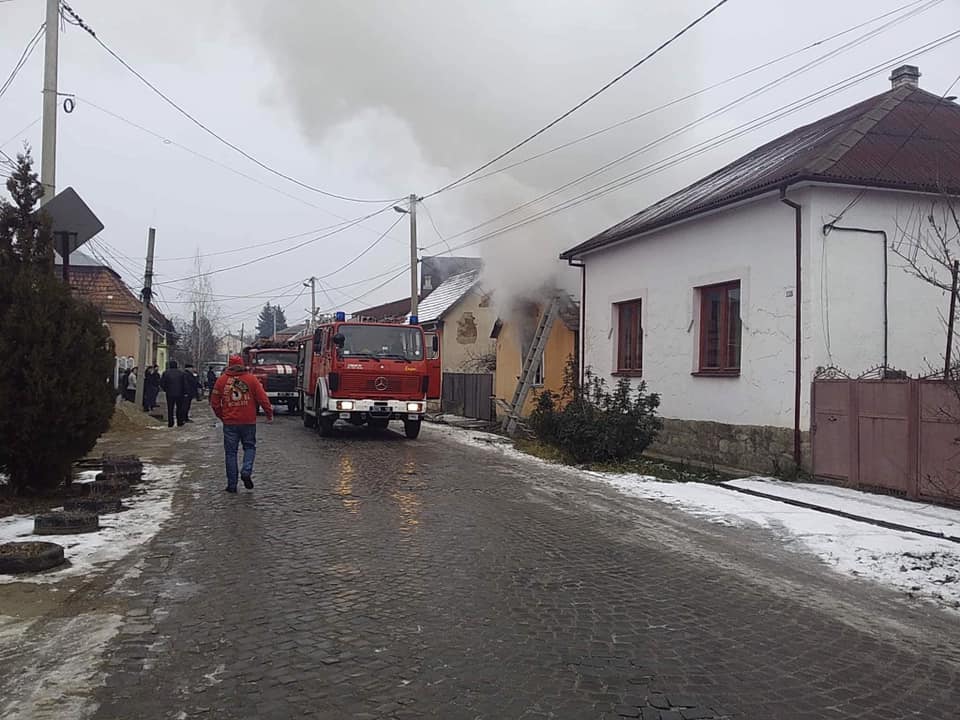 ФОТОФАКТ. У Берегові гасили пожежу в будинку, де саме перебувала маленька дитина