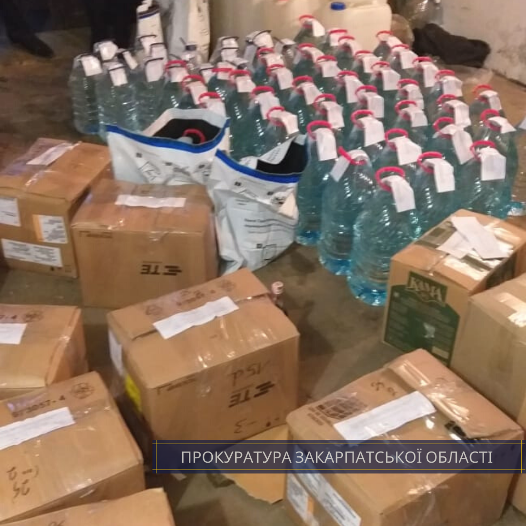 В Ужгороді "накрили" склад з близько 880 літрами сурогатного алкоголю (ФОТО) 