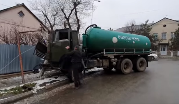 ВІДЕОФАКТ. В Ужгороді водій вантажівки в'їхав у стовп