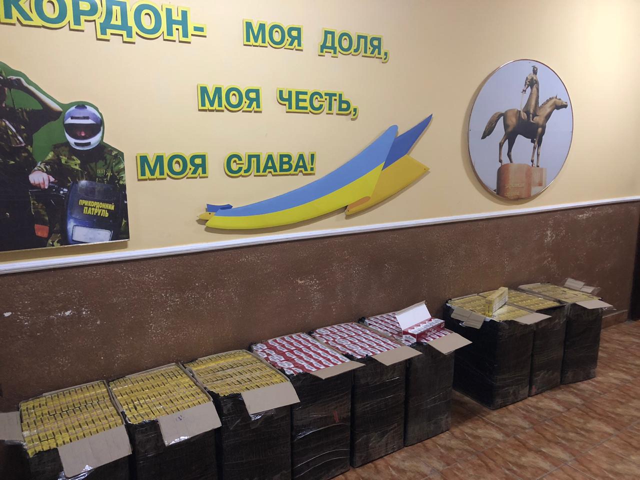 На Закарпатті сполохані поблизу кордону з Румунією контрабандисти покинули, втікаючи, 9 ящиків сигарет (ФОТО) 