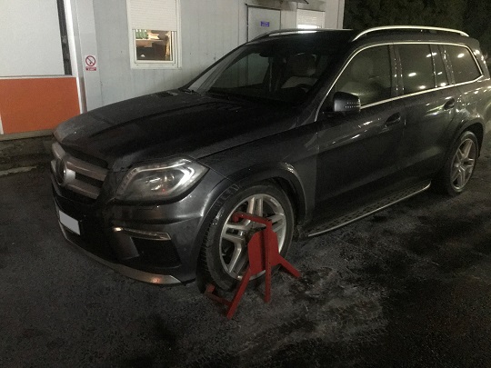 Викрадений три роки тому в Німеччині Mercedes затримали прикордонники на Закарпатті (ФОТО)