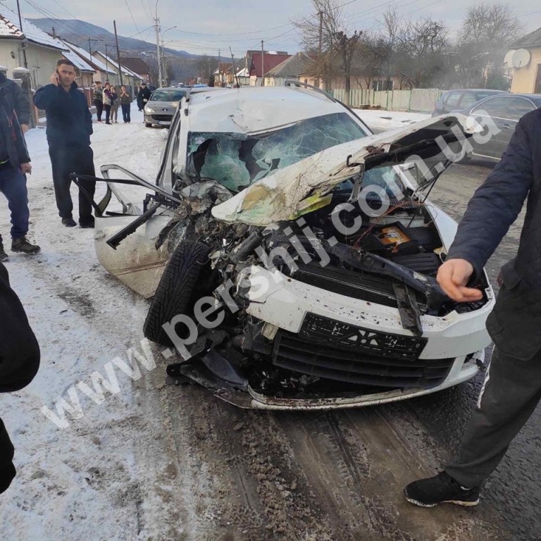 У Сваляві легковик врізався у припаркований на узбіччі мікроавтобус, перекинувши його на бік (ФОТО)