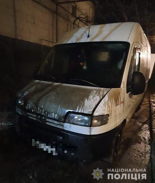 На Ужгородщині вночі облили горючою речовиною й підпалили мікроавтобус мешканця Коритнян (ФОТО)