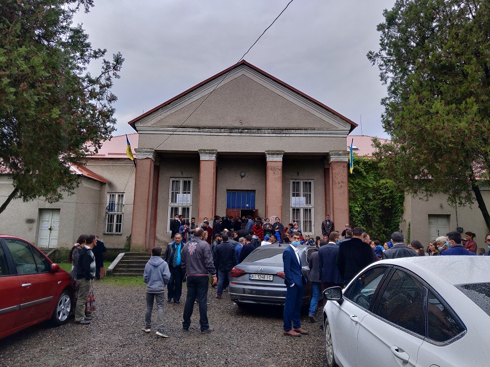 У Підвиноградові до двох виборчих дільниць ймовірно підвезли циганів - ОПОРА (ФОТО)