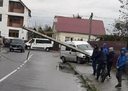 У Хусті авто знесло бетонний стовп (ФОТО)