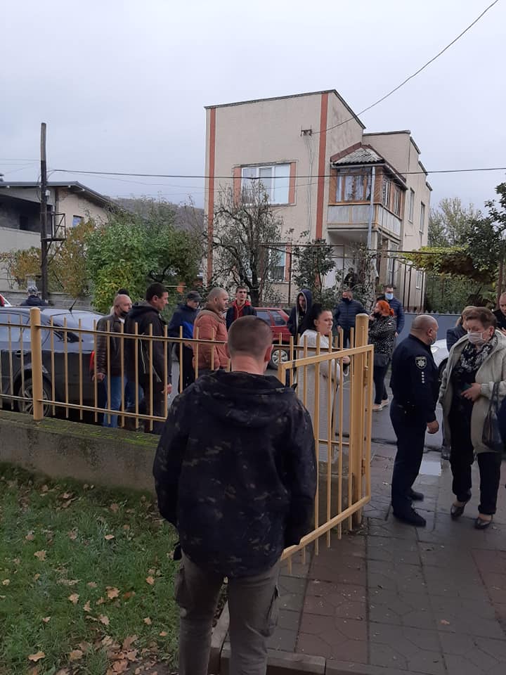 В Оноківській ОТГ представники "Слуг народу", програвши вибори, намагаються тиском спотворити їх результат (ФОТО, ВІДЕО)